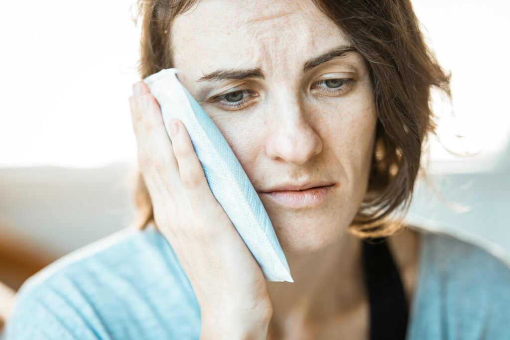 Paciente con dolor de muela intenso tocándose mejilla - Urgencia dental - GL Dent Rancagua